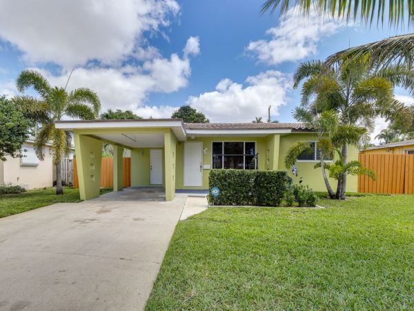 Cozy Two Bedroom Vacation Home in Hollywood