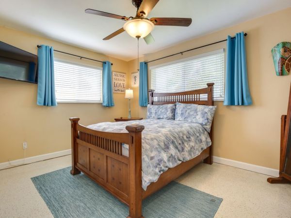 Cozy Two Bedroom Vacation Home in Hollywood