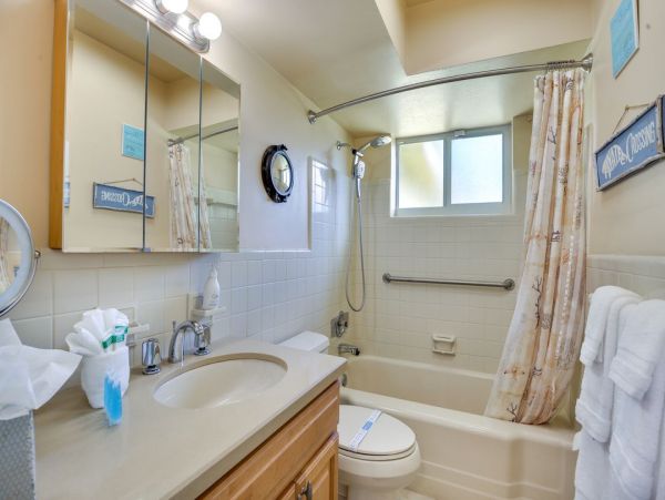 Cozy Two Bedroom Vacation Home in Hollywood
