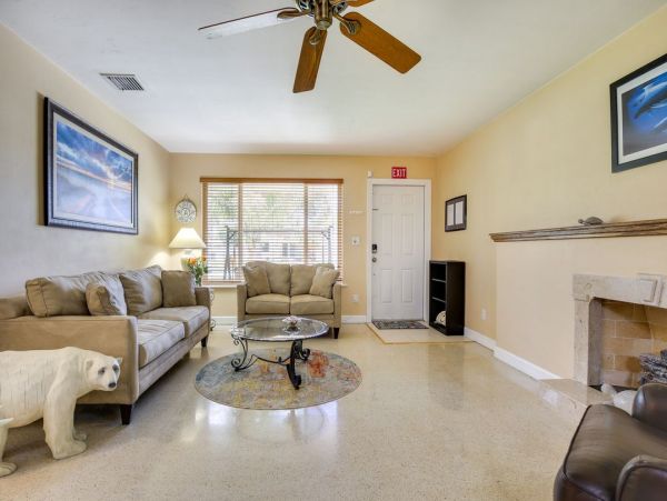 Cozy Two Bedroom Vacation Home in Hollywood