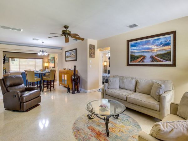 Cozy Two Bedroom Vacation Home in Hollywood