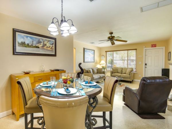Cozy Two Bedroom Vacation Home in Hollywood