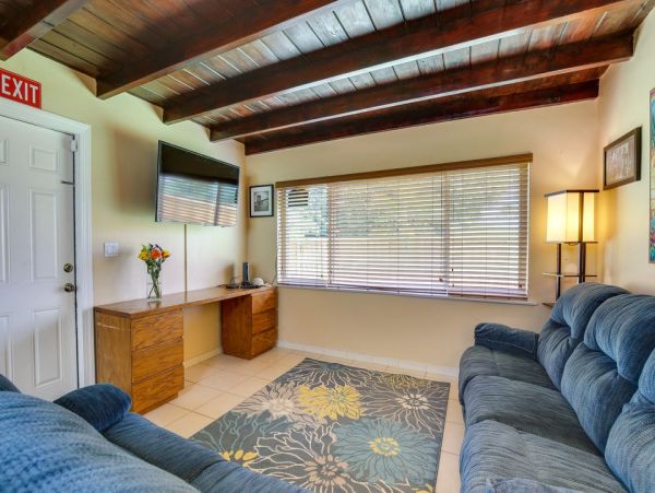 Cozy Two Bedroom Vacation Home in Hollywood