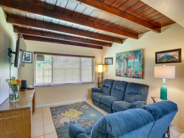 Cozy Two Bedroom Vacation Home in Hollywood