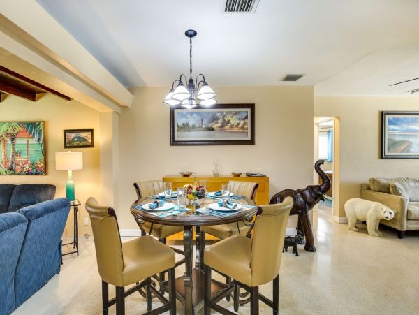 Cozy Two Bedroom Vacation Home in Hollywood