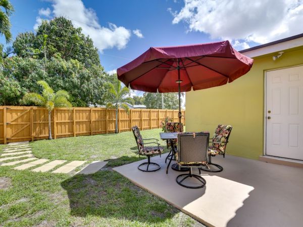 Cozy Two Bedroom Vacation Home in Hollywood