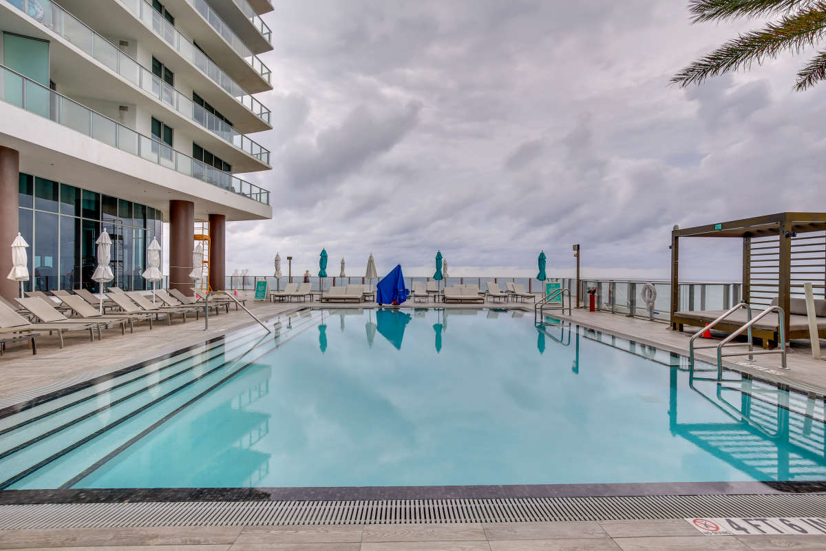 Gorgeous Condo with Amazing Amenities in Hollywood Beach