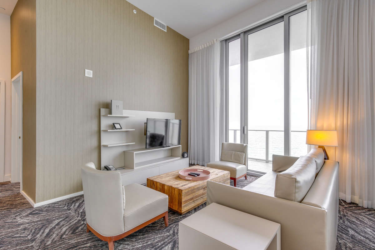 Gorgeous Condo with Amazing Amenities in Hollywood Beach
