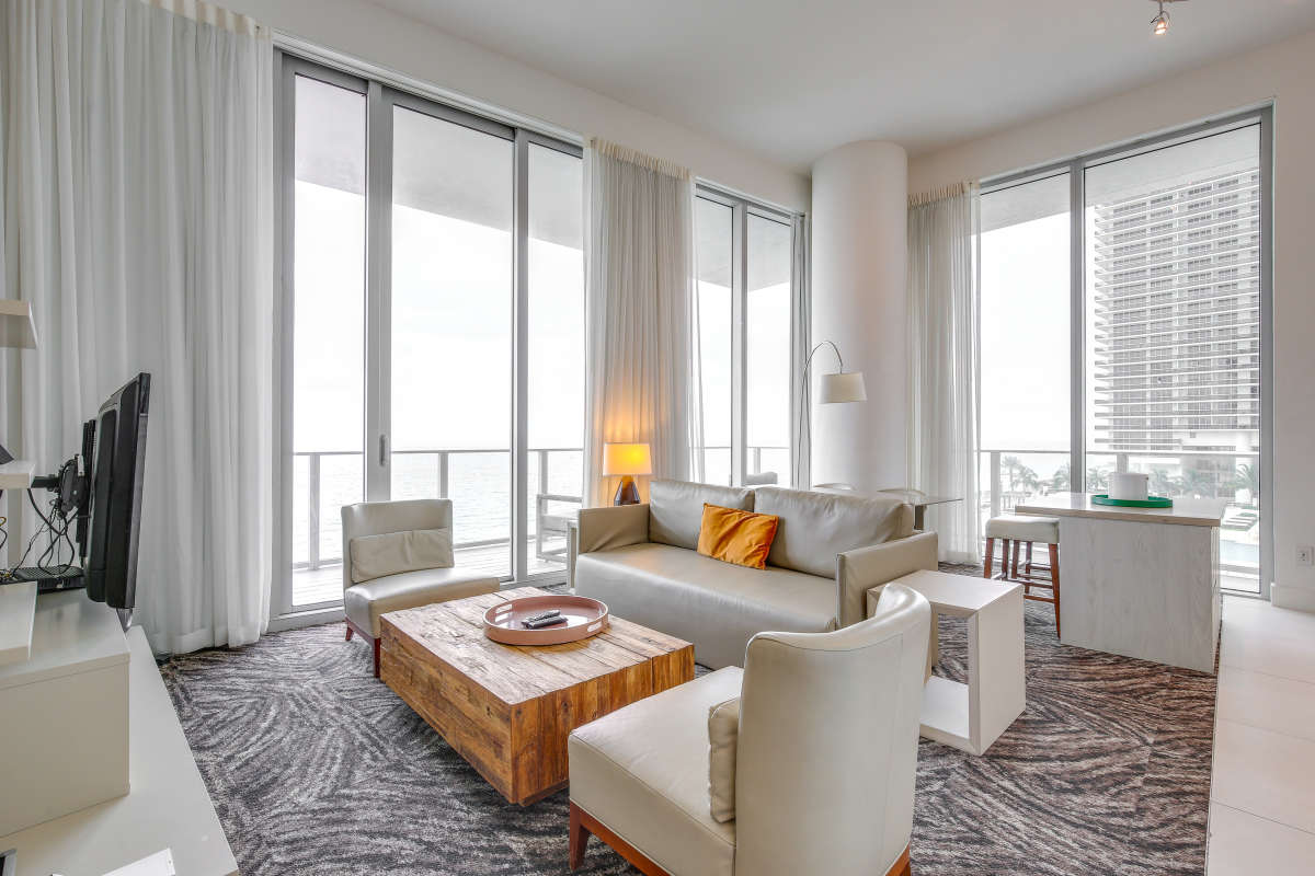 Gorgeous Condo with Amazing Amenities in Hollywood Beach