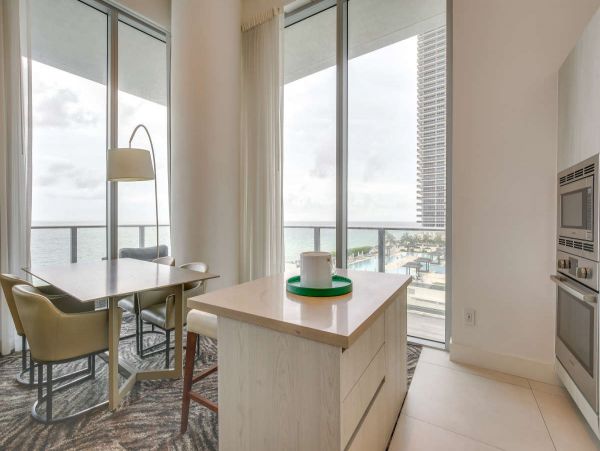 Gorgeous Condo with Amazing Amenities in Hollywood Beach