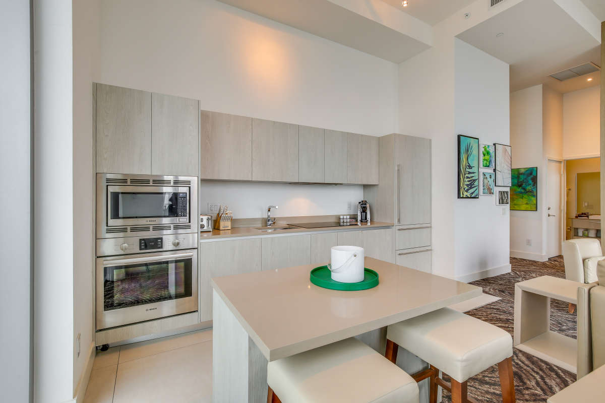 Gorgeous Condo with Amazing Amenities in Hollywood Beach