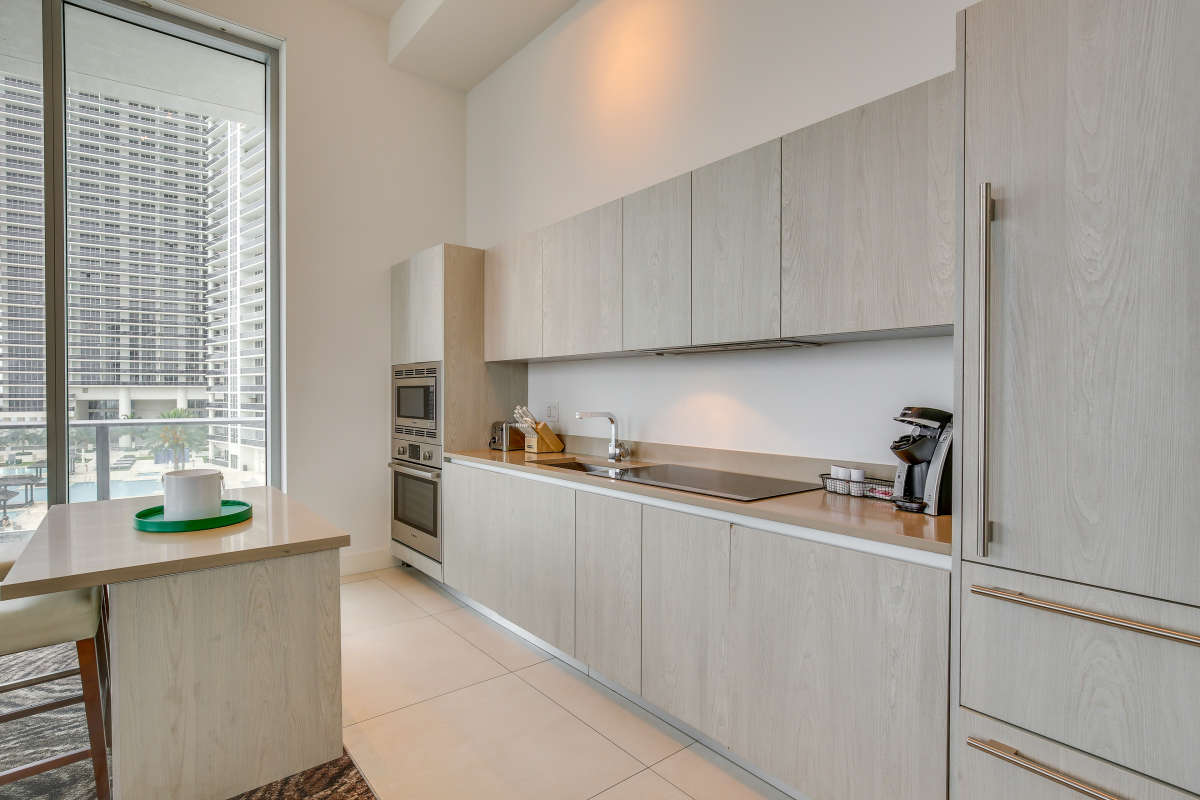 Gorgeous Condo with Amazing Amenities in Hollywood Beach