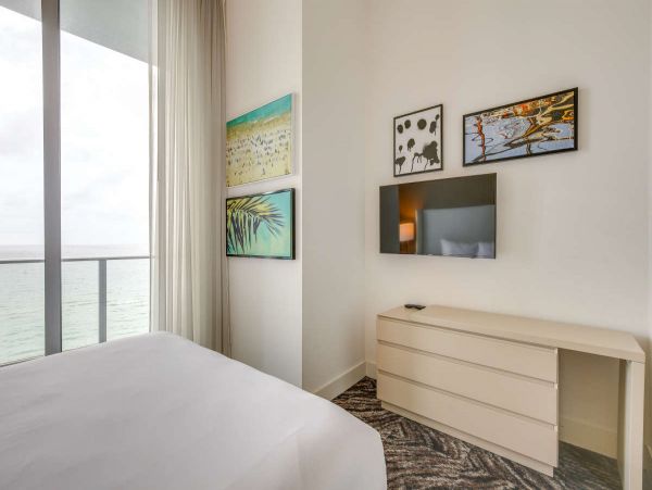 Gorgeous Condo with Amazing Amenities in Hollywood Beach