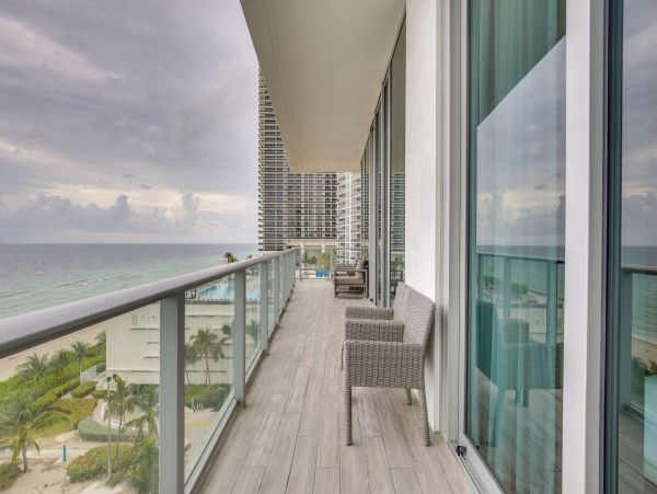 Gorgeous Condo with Amazing Amenities in Hollywood Beach