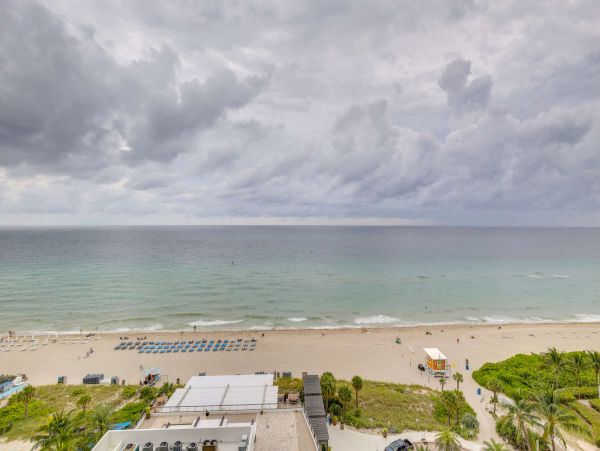 Gorgeous Condo with Amazing Amenities in Hollywood Beach