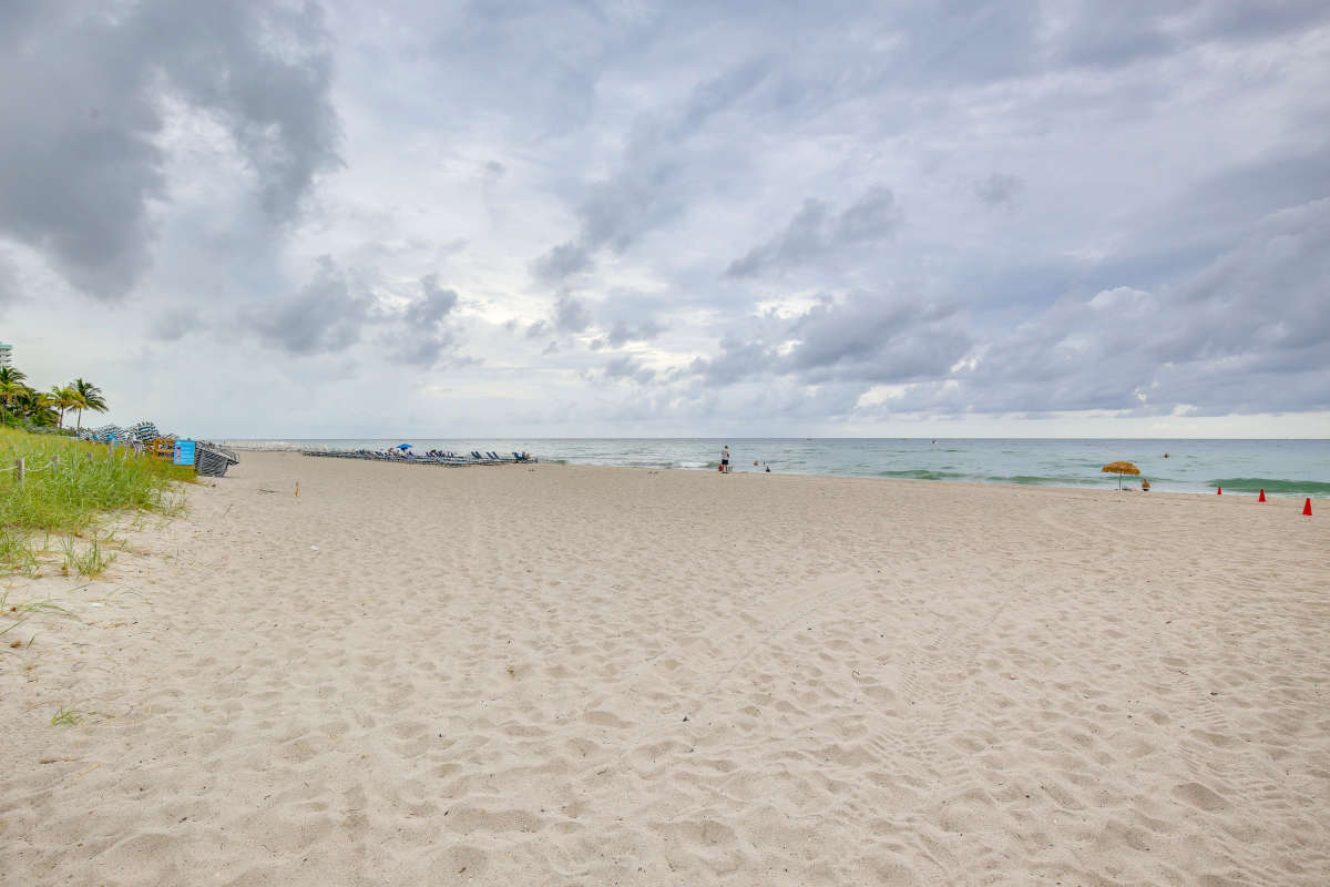 Gorgeous Condo with Amazing Amenities in Hollywood Beach