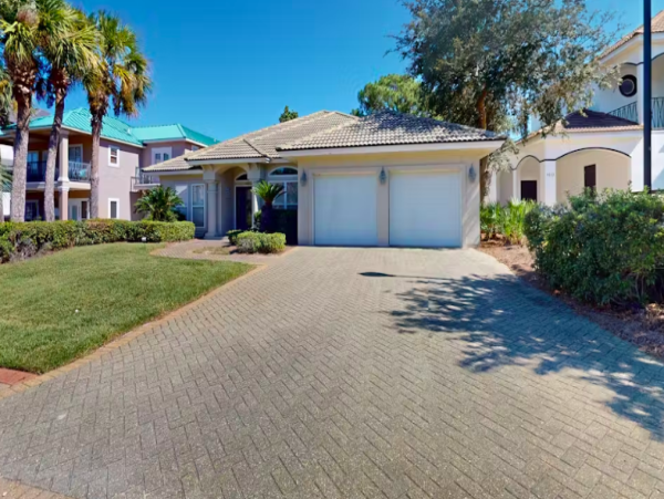 Four bedroom Home near the beach with pool access