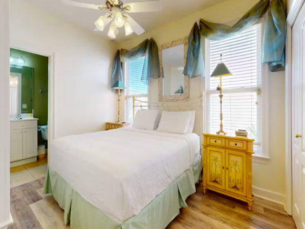 Four bedroom Home near the beach with pool access