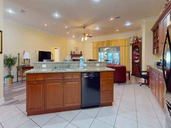 Four bedroom Home near the beach with pool access