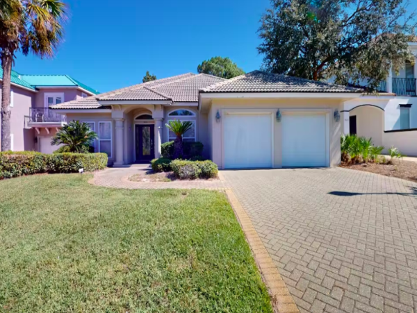 Four bedroom Home near the beach with pool access