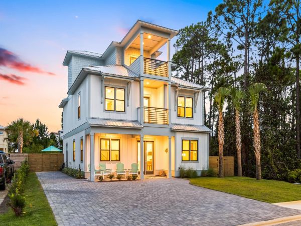 Miramar Vacation Home Seven Bedroom Walk to Beach