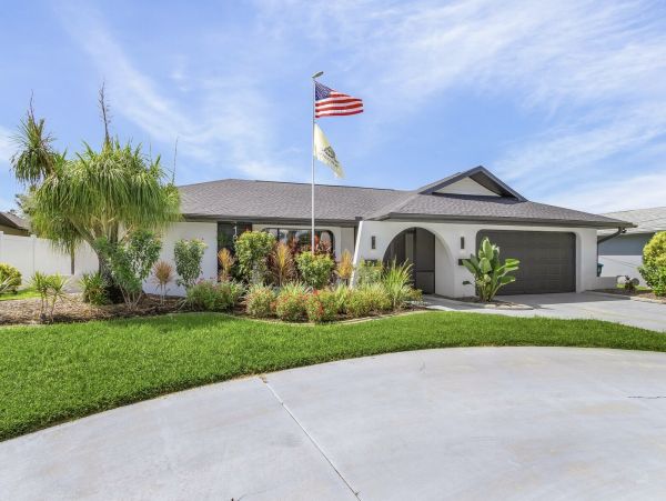 Luxurious Waterfront Retreat un Cape Coral - Unforgettable Vacation Awaits