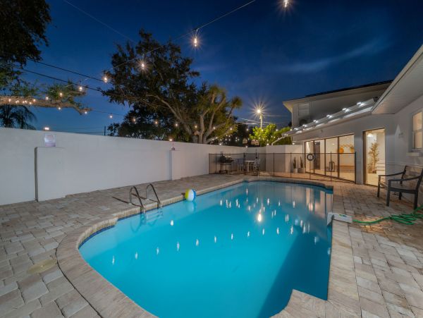 Luxury Four Bedroom Vacation Rental in Largo