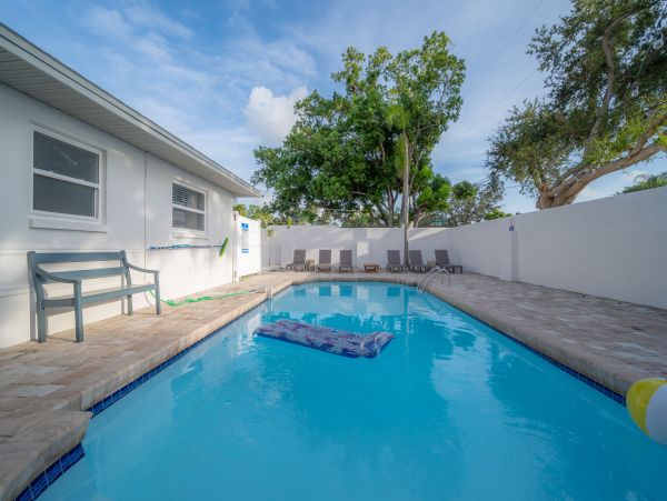 Luxury Four Bedroom Vacation Rental in Largo