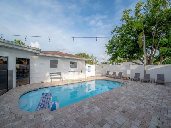Luxury Four Bedroom Vacation Rental in Largo