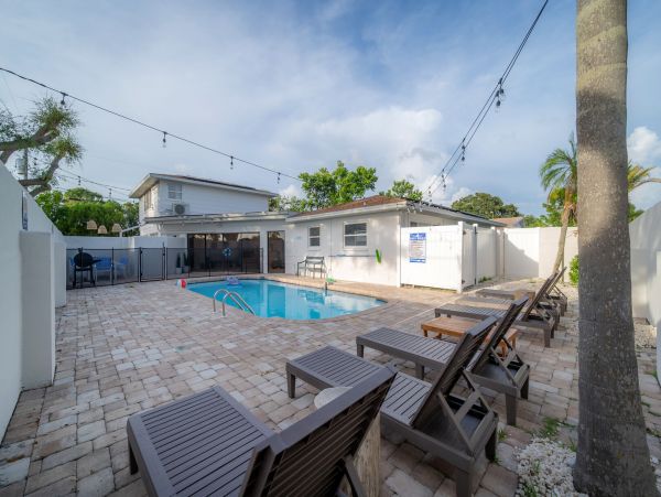 Luxury Four Bedroom Vacation Rental in Largo