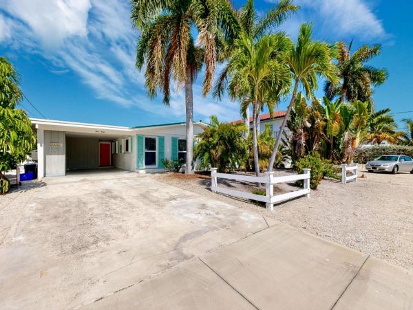 Waterfront Four Bedroom Vacation Home with 60-foot Dock