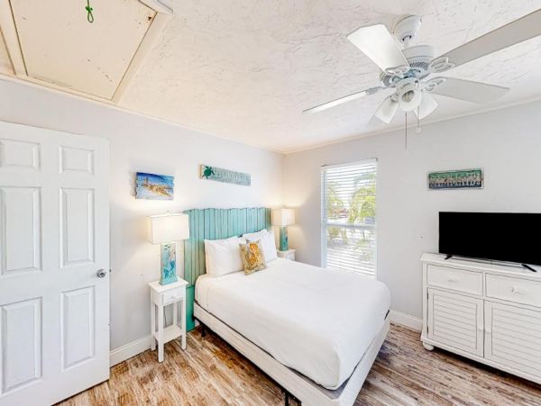 Waterfront Four Bedroom Vacation Home with 60-foot Dock