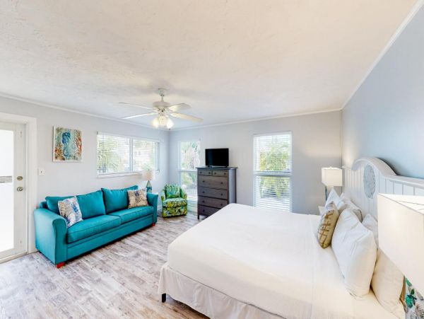 Waterfront Four Bedroom Vacation Home with 60-foot Dock