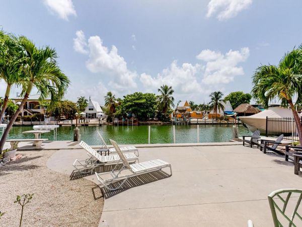 Waterfront Four Bedroom Vacation Home with 60-foot Dock