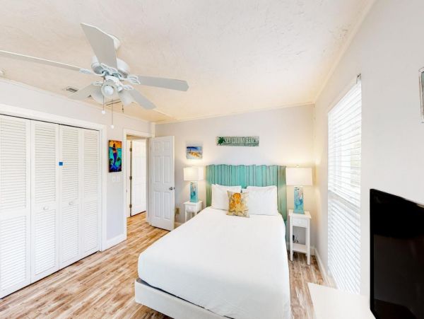 Waterfront Four Bedroom Vacation Home with 60-foot Dock