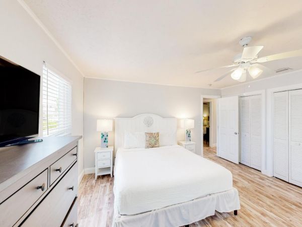 Waterfront Four Bedroom Vacation Home with 60-foot Dock