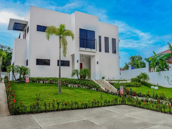 Flamingo Beach Luxury home with Four Bedroom