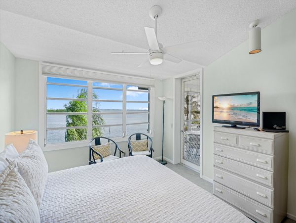 Bay View Condo With Pool and Hot Tub in Longboat Key