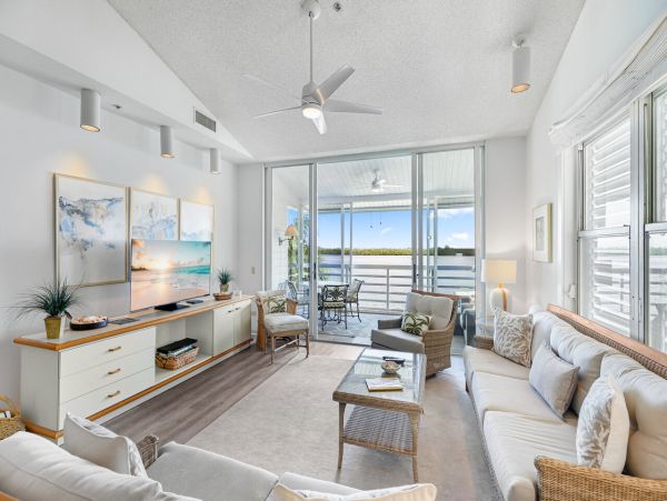 Bay View Condo With Pool and Hot Tub in Longboat Key
