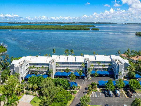 Bay View Condo With Pool and Hot Tub in Longboat Key