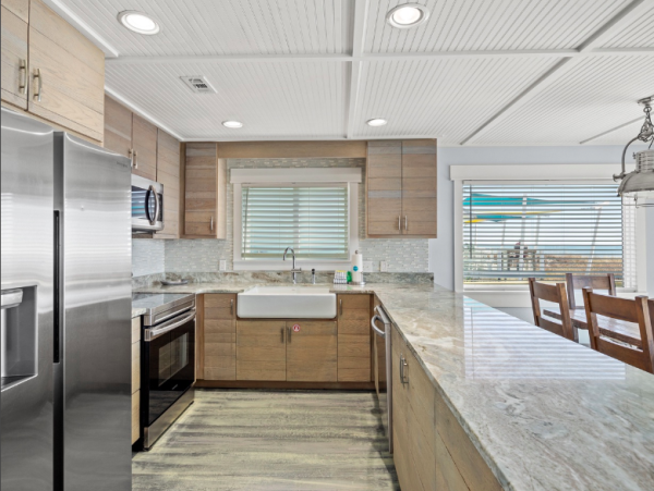 Oceanfront Luxury Home with Private Deck, Hot Tub & Breathtaking Views