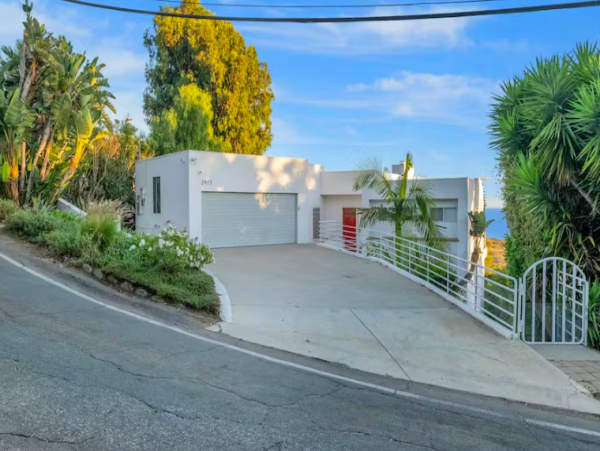 Modern House in Malibu with Panoramic Views