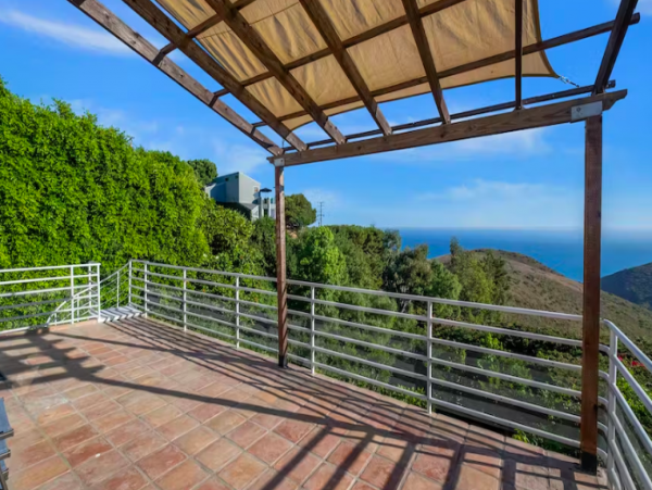 Modern House in Malibu with Panoramic Views