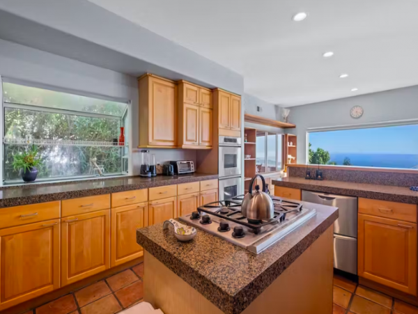 Modern House in Malibu with Panoramic Views