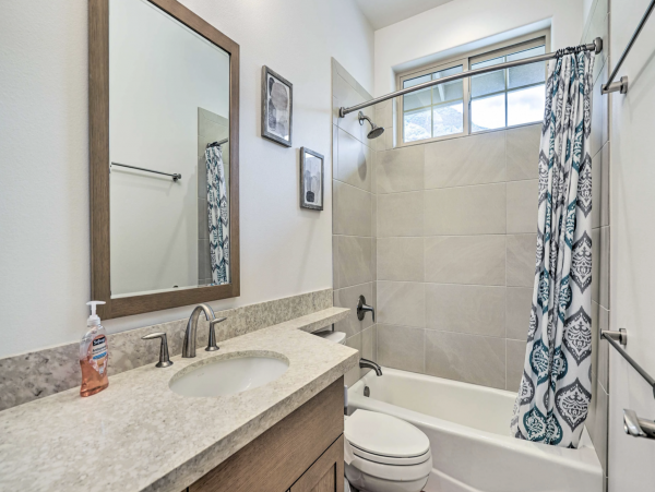 Oahu Vacation Rentals 4-Bedroom Makaha Beach Vacation Home with Mountain Views