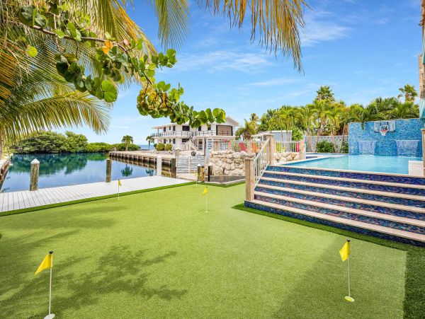 Marathon Wonderful Vacation Home with 10 Bedroom