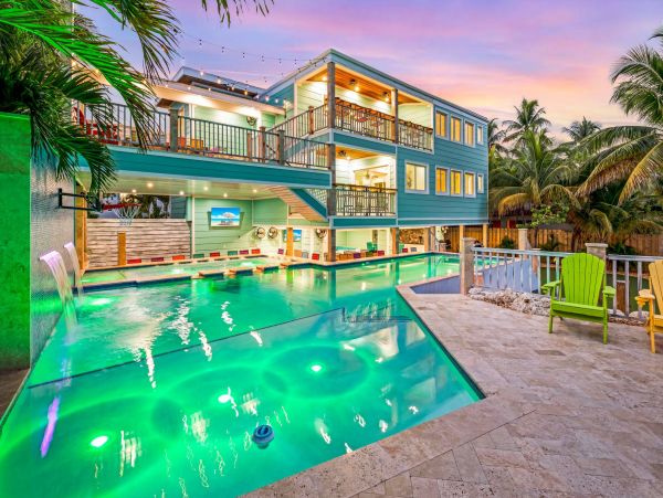 Marathon Wonderful Vacation Home with 10 Bedroom
