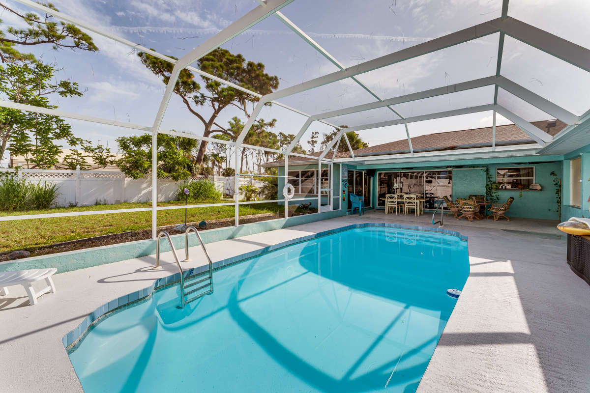 Englewood Charming Two Bedroom Condo Near the Ocean