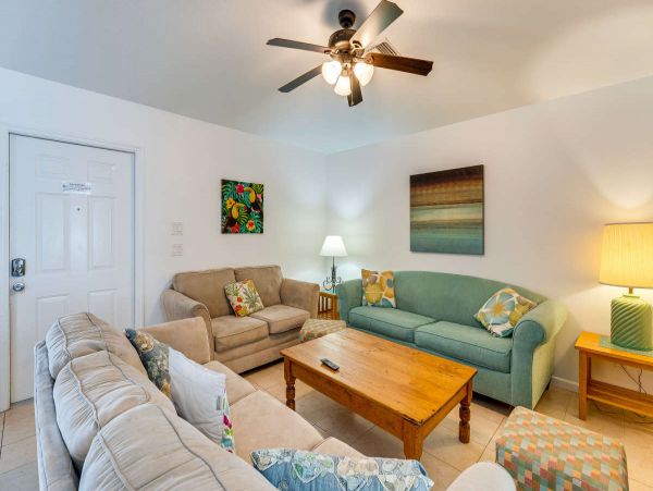 Englewood Charming Two Bedroom Condo Near the Ocean