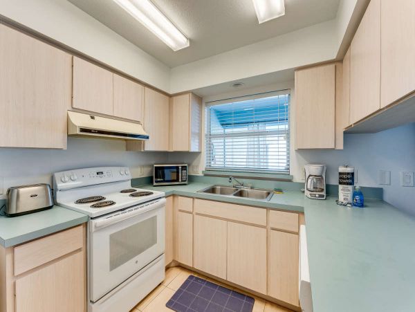 Englewood Charming Two Bedroom Condo Near the Ocean